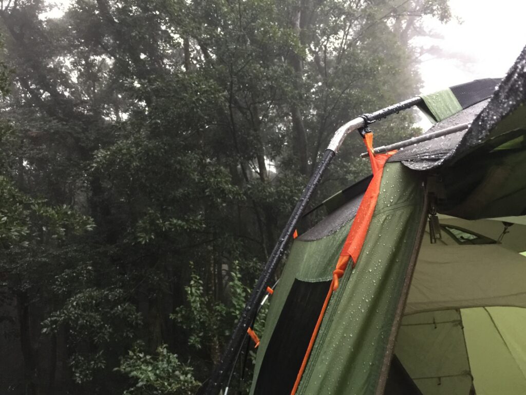 雨のテント