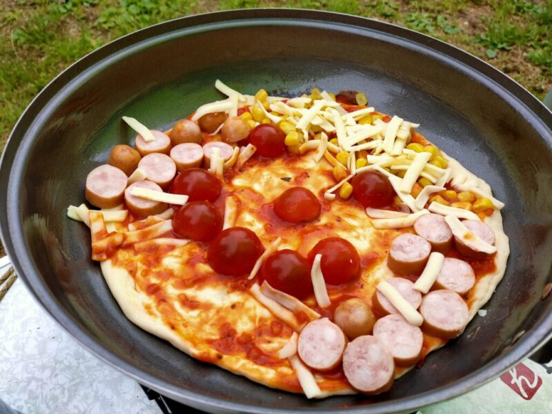 キャンプで作るピザ