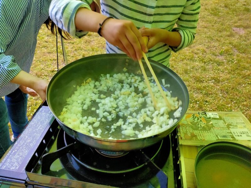 キャンプ飯(パエリア)-ニンニクと玉ねぎを炒める