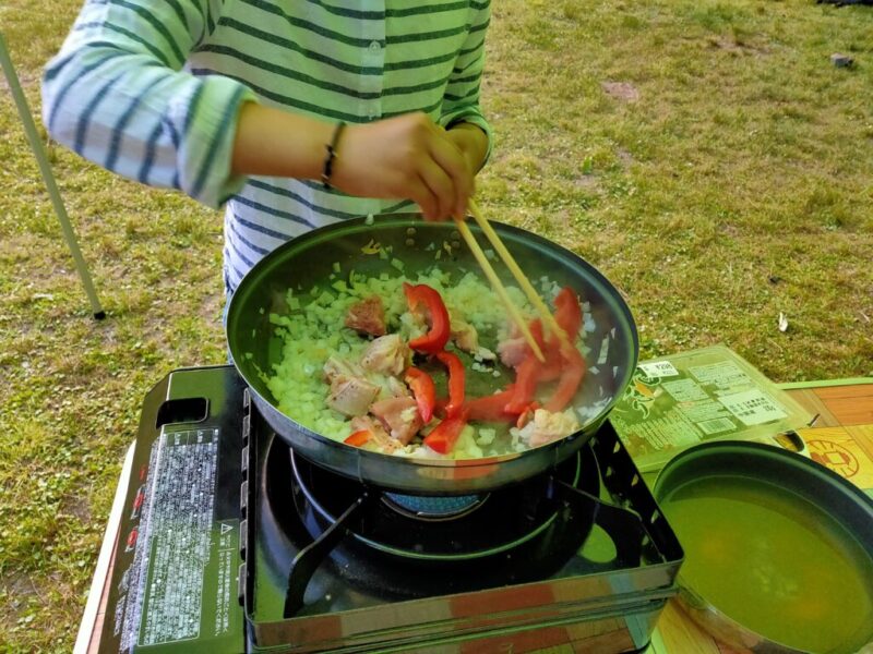 キャンプ飯(パエリア)-パプリカと鶏もも肉を炒める