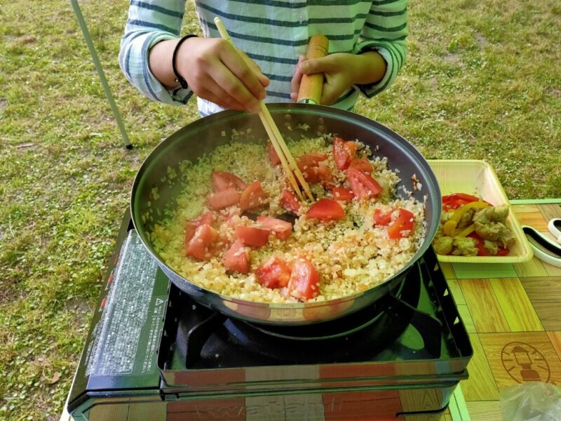キャンプ飯(パエリア)-お米とトマトを炒める