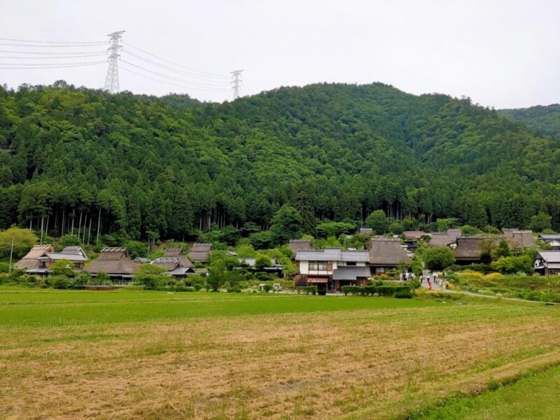 京都美山かやぶきの里-駐車場からの遠景