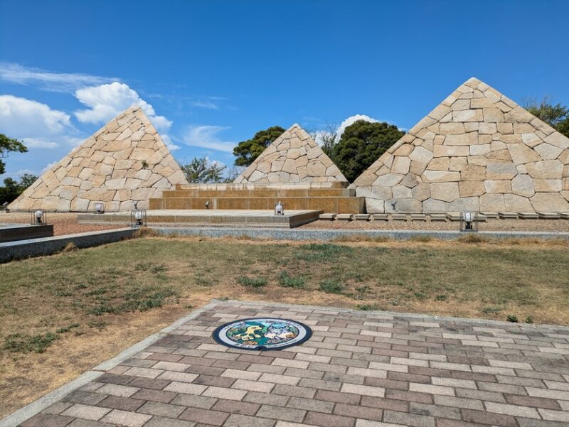 ベイリーフとフラフワンのポケふた(兵庫県淡路市)・北淡震災記念公園に設置・慰霊碑？オブジェ？