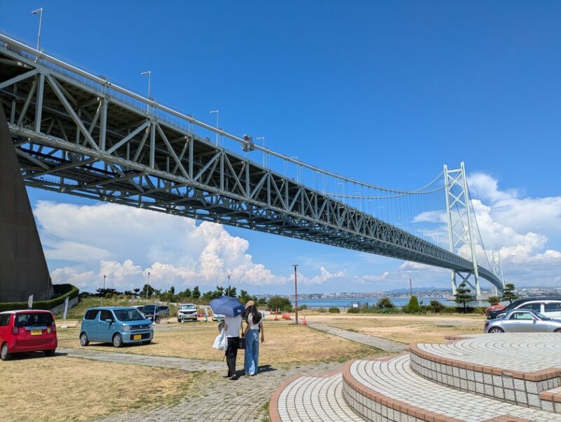 ルギアのポケふた(兵庫県淡路市)・道の駅あわじに設置・明石海峡大橋を見あげる