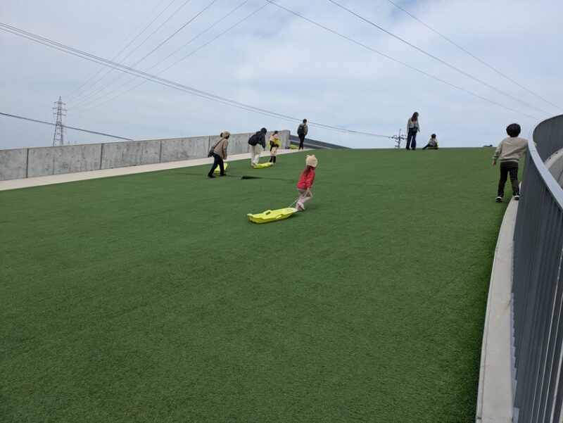 「道の駅 くるくるなると」の芝すべり